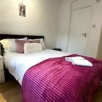 An Economic Hotel-Like Room, En-Suite Sheperds Bush