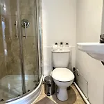 An Economic Hotel-Like Room, En-Suite Sheperds Bush