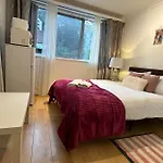 An Economic Hotel-Like Room, En-Suite Sheperds Bush