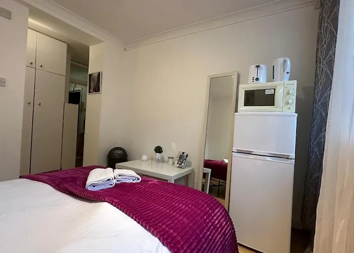 An Economic Hotel-Like Room, En-Suite Sheperds Bush
