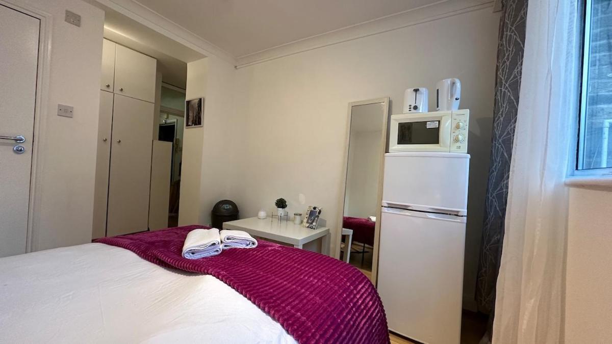 An Economic Hotel-like Room, En-suite Sheperds Bush *
