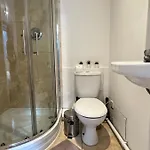 An Economic Hotel-Like Room, En-Suite Sheperds Bush