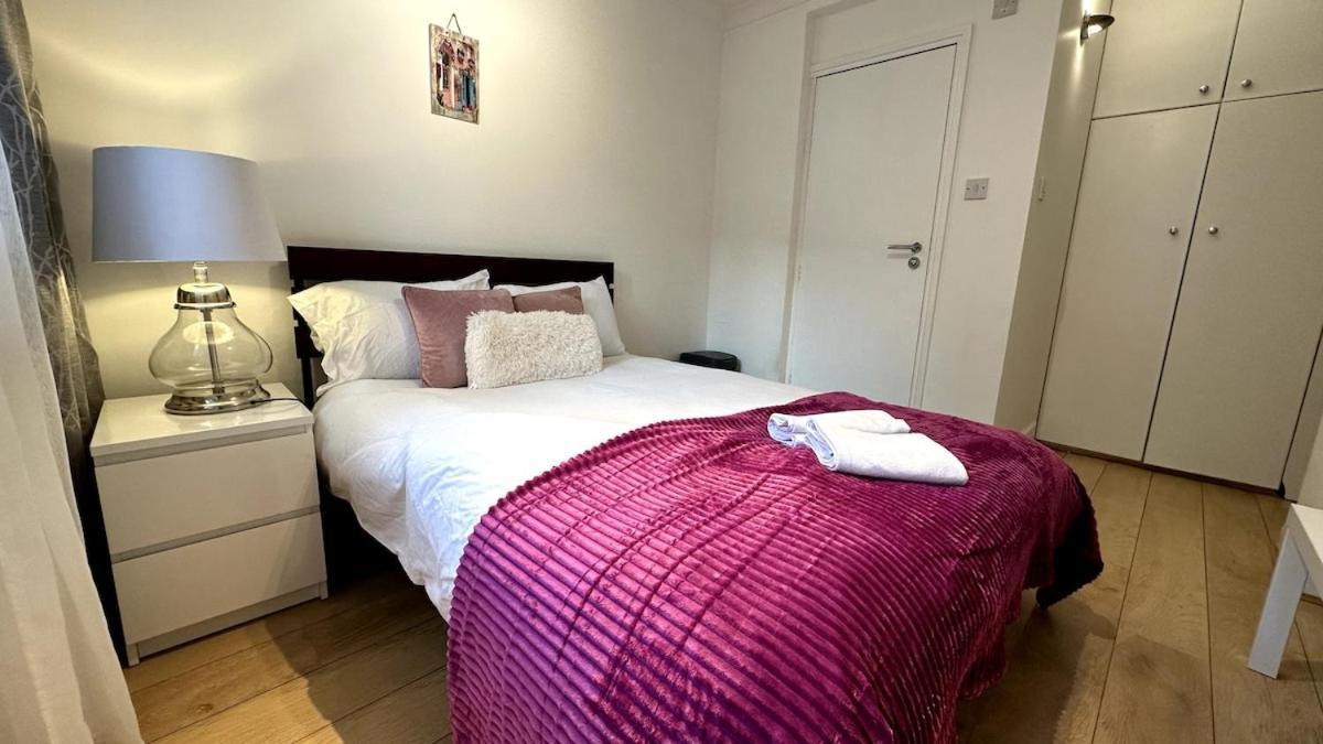An Economic Hotel-like Room, En-suite Sheperds Bush Appartement *