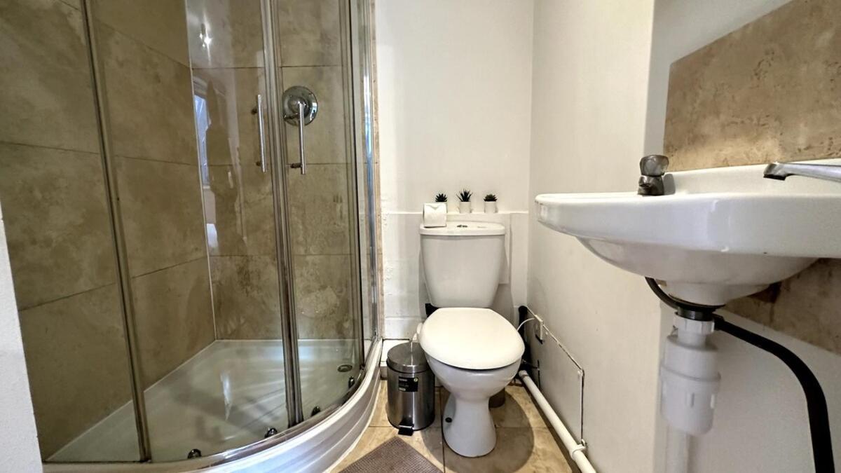 An Economic Hotel-like Room, En-suite Sheperds Bush Appartement